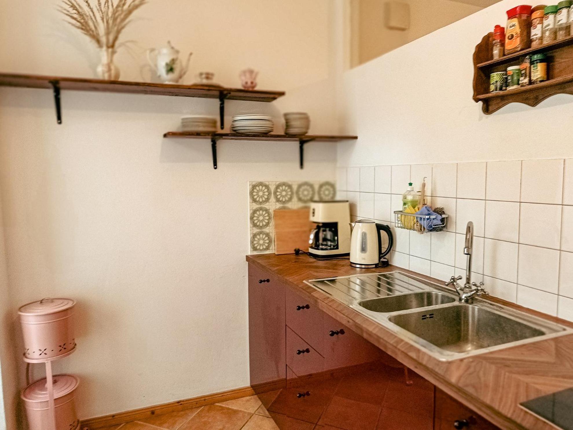 Apartment La Vie En Rose: Elegance And Art Berlin