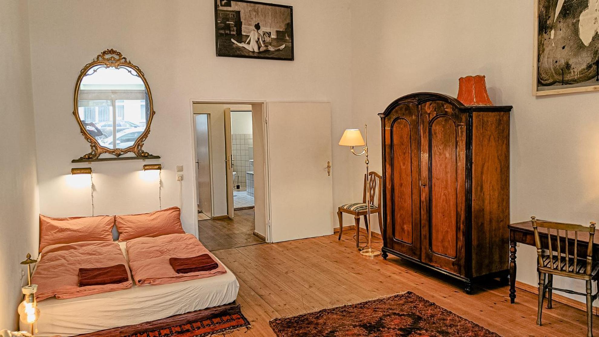 La Vie En Rose: Elegance And Art Apartment