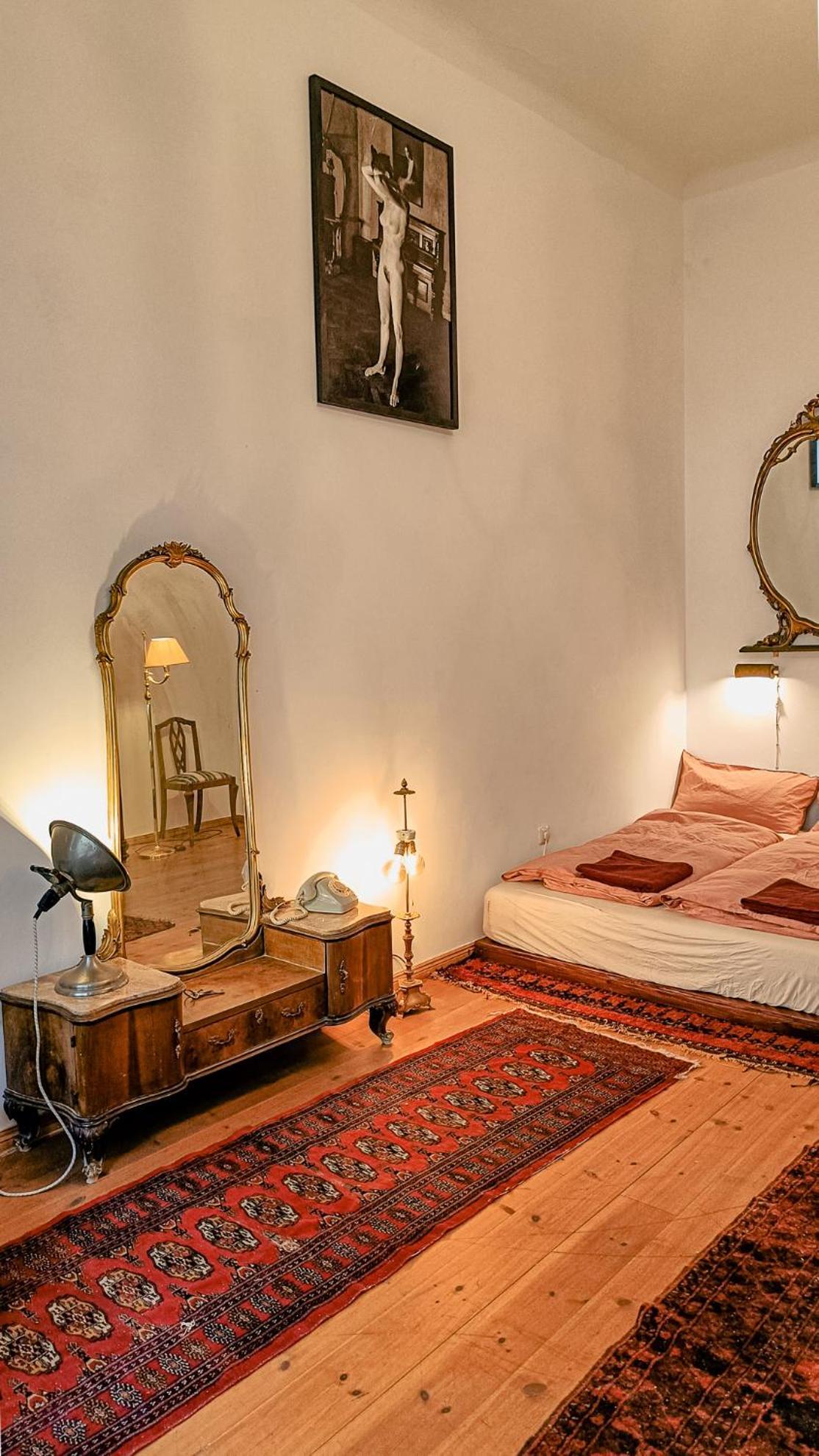 La Vie En Rose: Elegance And Art Apartment *