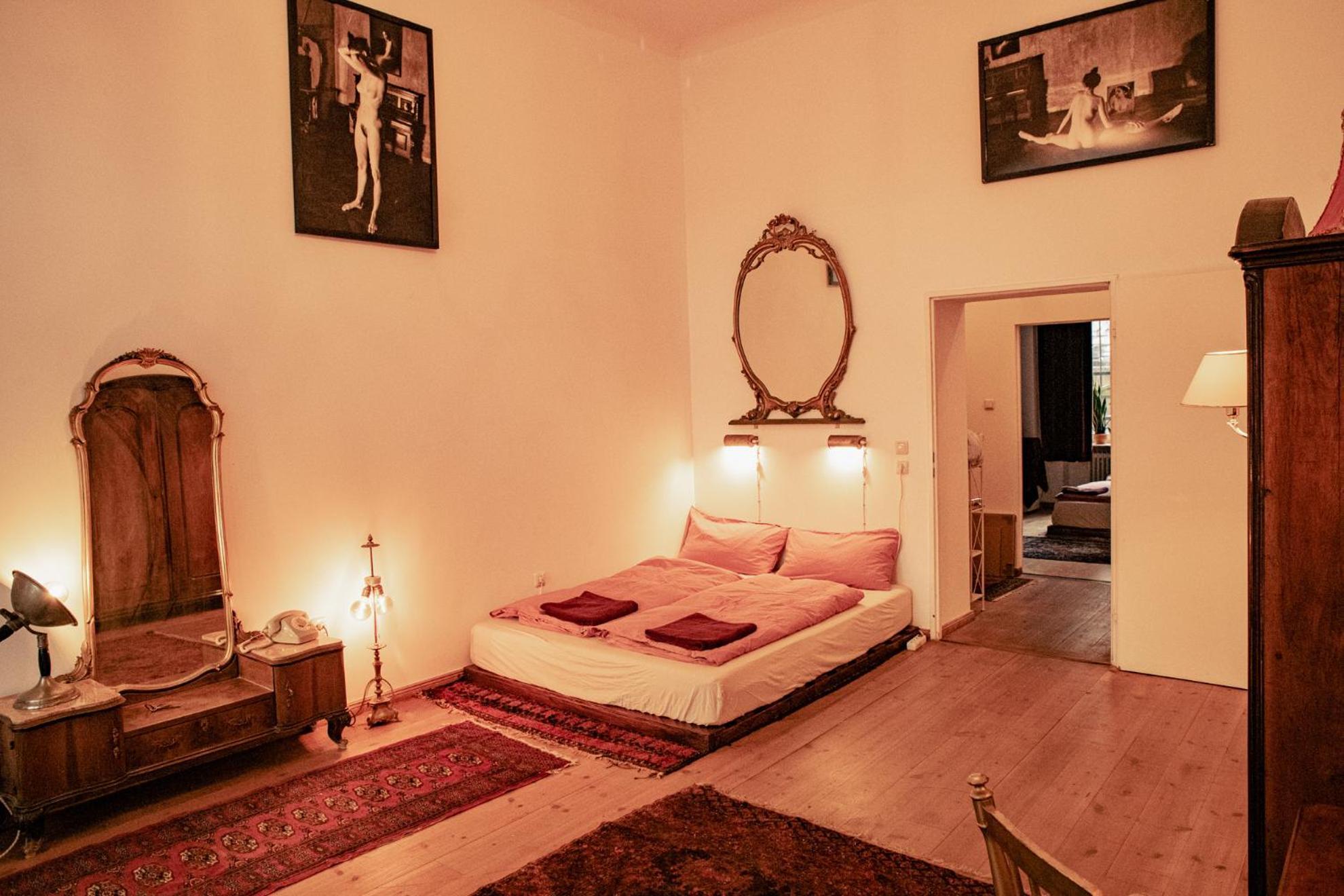 Apartment La Vie En Rose: Elegance And Art Berlin
