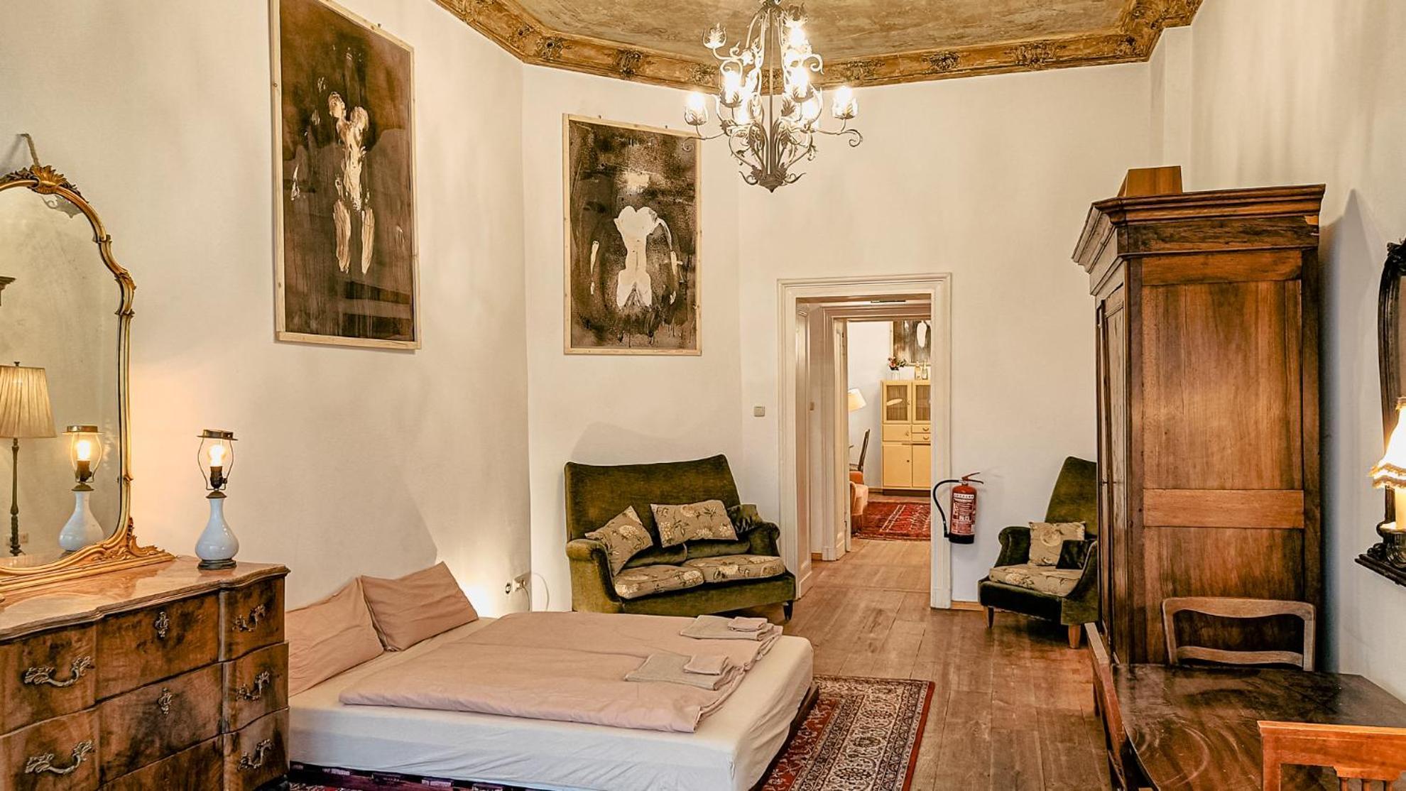 La Vie En Rose: Elegance And Art Apartment Berlin